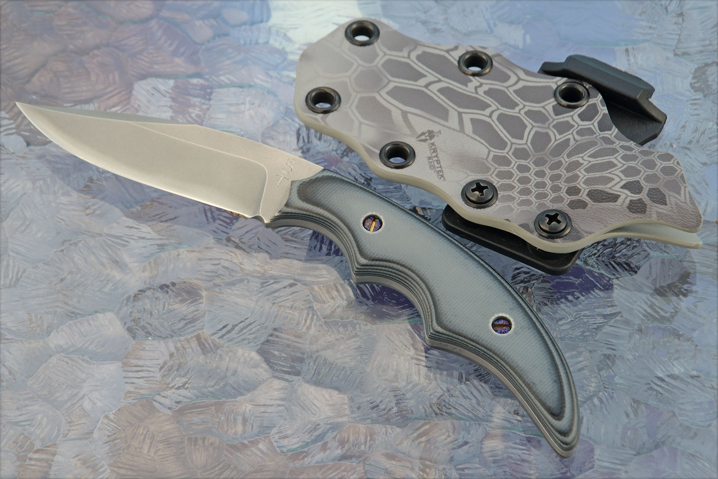 Batwing Utility with Gray/Black G10